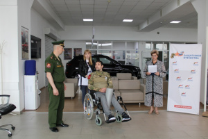 В Курганской области ветерану СВО вручили ключи от нового автомобиля с ручным управлением