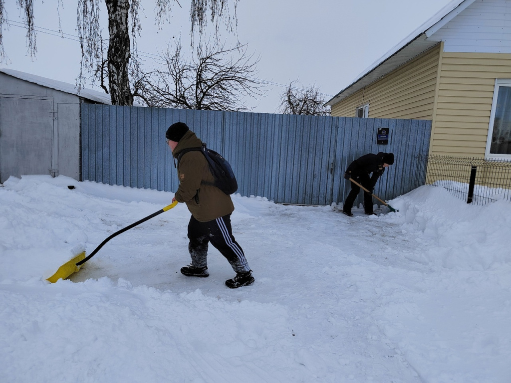 Юнармейы пришли на помощь ветерану