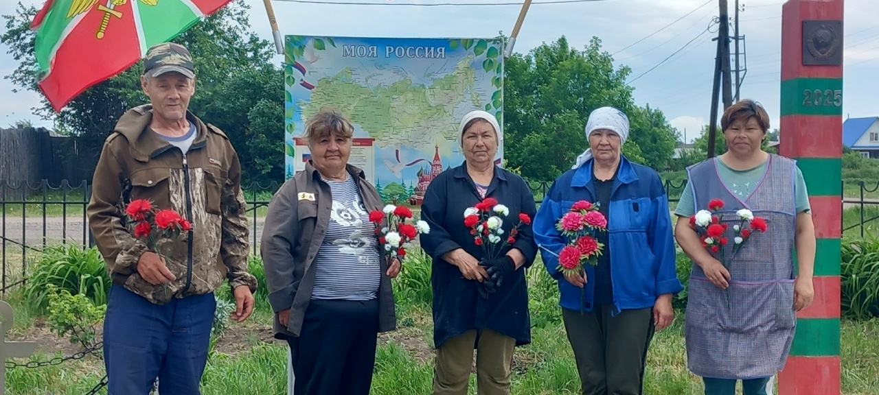 Жители села Нижний Яр Далматовского округа поздравили односельчан с Днем Пограничника