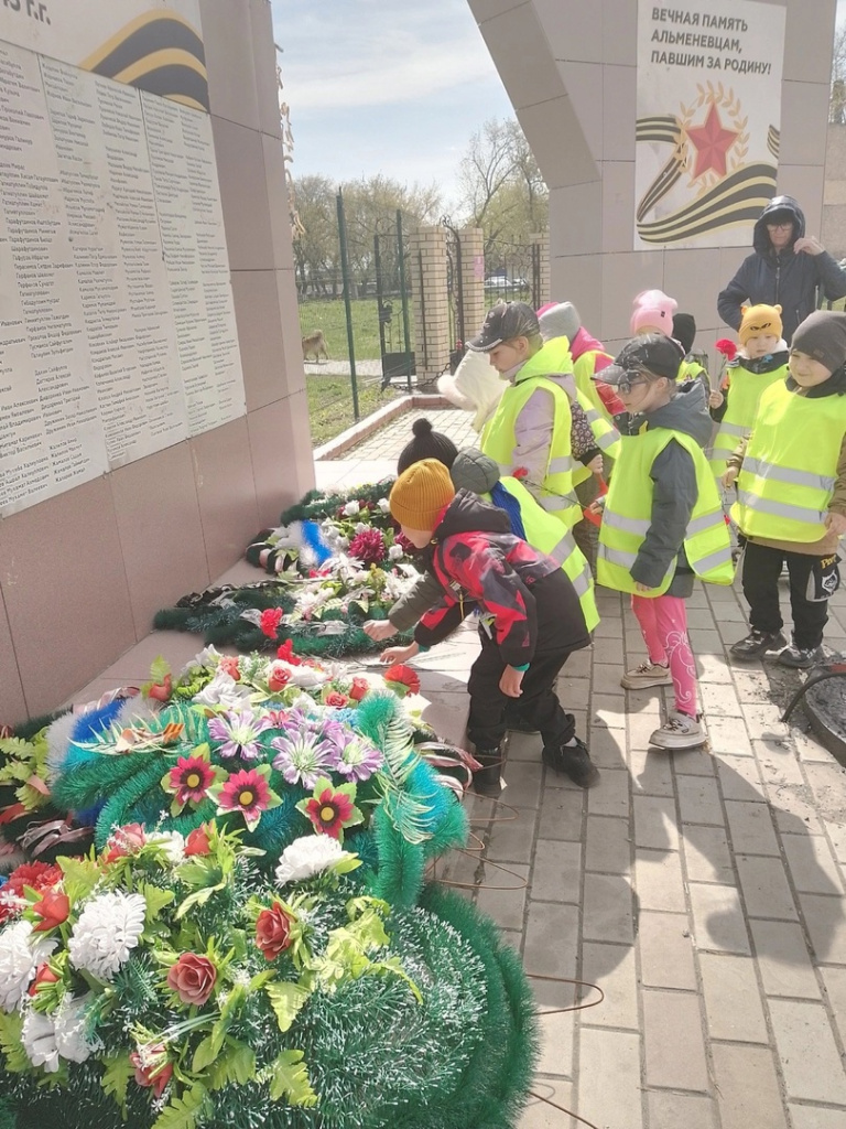 "Почемучки" Детского сада "Солнышко" побывали на экскурсии у памятника погибшим воинам - землякам.