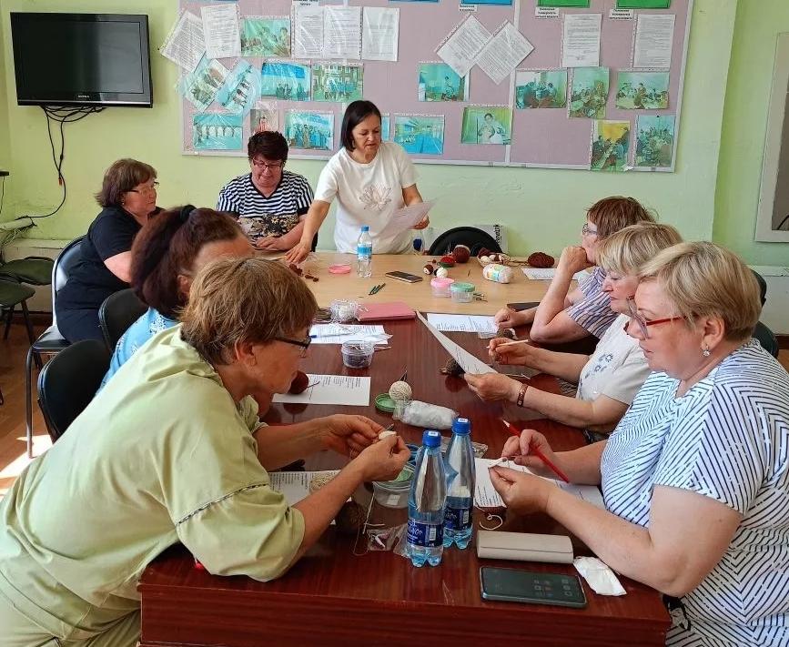 Волонтеры "Швейбата" провели в Центре Социальной помощи мастер-класс по вязанию крючком