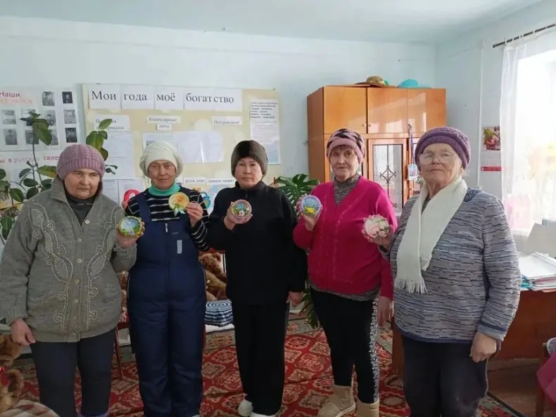 Весна, цветы и искренние улыбки: Как ветераны в Красном Уральце 8 Марта отмечали