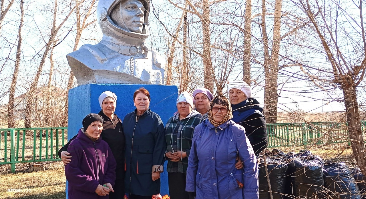 Субботник с "Серебряными" волонтёрами