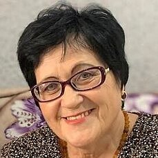 Служит примером