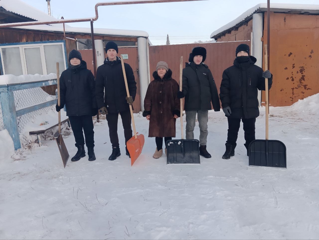 Шатровские 9-классники помогают бабушкам села расчиститься от выпавшего снега