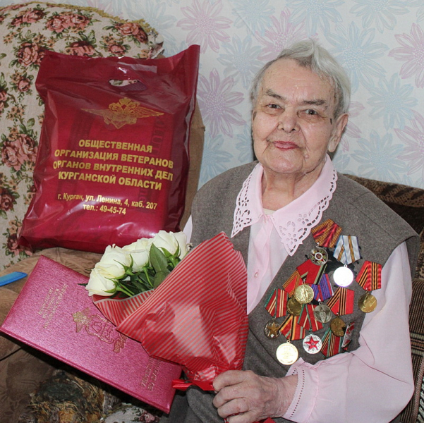 Сотрудники УМВД  поздравили ветерана Великой Отечественной войны и органов внутренних дел с днем рождения