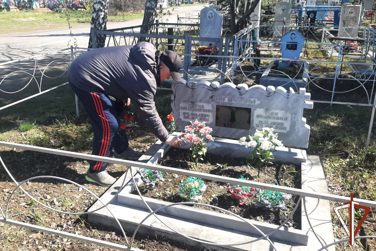 Ветераны Росгвардии благоустроили места захоронений участников ВОВ в Зауралье 