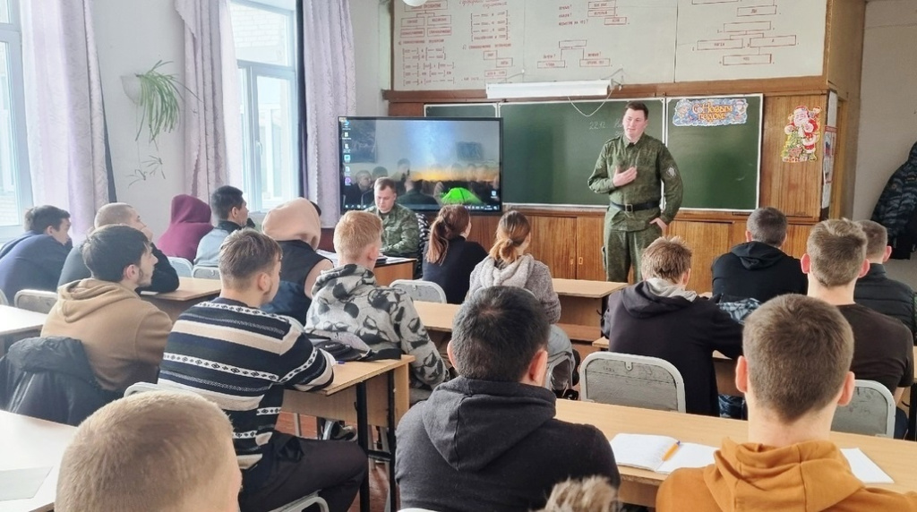 В техникуме с ребятами кадетских групп состоялась встреча с представителями Пограничного управления ФСБ России.